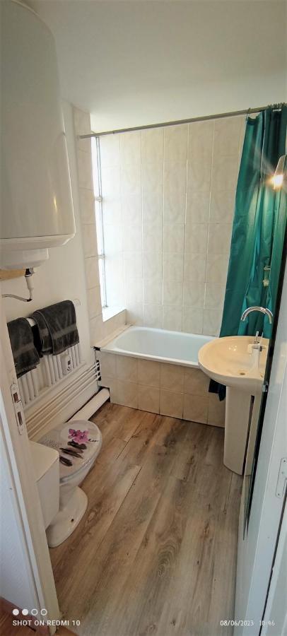 10 Avec Wifi Apartment